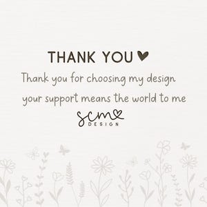 K&ouml;nnte beinhalten: Eine wei&szlig;e Dankeskarte mit dunkelbraunem Text, der THANK YOU mit einem Herzsymbol zeigt, gefolgt von Thank you for choosing my design your support means the world to me, dem Logo scm DESIGN und hellgrauen Blumen- und Schmetterlingsillustrationen.