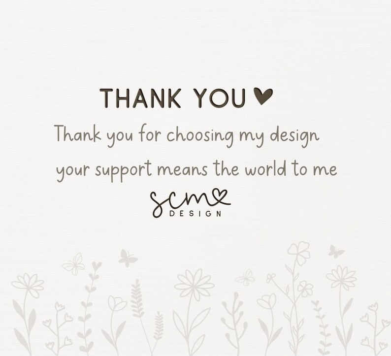 K&ouml;nnte beinhalten: Eine wei&szlig;e Dankeskarte mit dunkelbraunem Text, der THANK YOU mit einem Herzsymbol zeigt, gefolgt von Thank you for choosing my design your support means the world to me, dem Logo scm DESIGN und hellgrauen Blumen- und Schmetterlingsillustrationen.