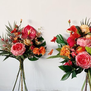Tropische Hochzeitssträuße mit hellen Farben, Sommerhochzeit Braut Brautjungfer Blumensträuße, tropisches Thema Hochzeitsblumen, Protea Blumensträuße