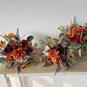 Gebrannte orange und burgunderfarbene Hochzeitsblumen, Gebrannte orange Herbst-Brautsträuße, Rustikale Hochzeitsblumen, Gebrannte Orange-Eukalyptus-Kunstblumen