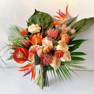 Tropische Pfirsich- und Koralle-Hochzeitsblumen, tropisches Orange-Blumenstrauß, tropische Brautjungfer-Blumensträuße, Monstera- und Palmenblatt-Blumensträuße