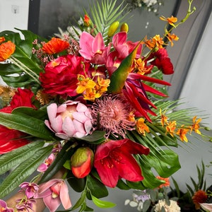 Tropische Hochzeitssträuße in rosa, orange, rot, Sommerhochzeits-Brautjungfer-Blumensträuße, tropische Hawaii-Hochzeits-Seidenblumensträuße