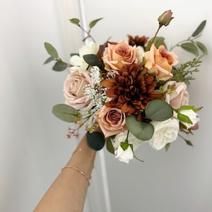 Rustikaler und weißer Hochzeitsstrauß, Rustikaler Brautstrauß, Tan Hochzeitsblumen, Rustikaler Strauß, Hochzeit im Herbst, Seidenblumenstrauß