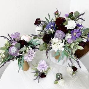 Violetter Hochzeitsstrauß, Brautstrauß Violett, Brautstrauß Violett, Brautstrauß Violett, Brautstrauß Violett, Seidenblumen Violett & Burgunderrot zur Hochzeit