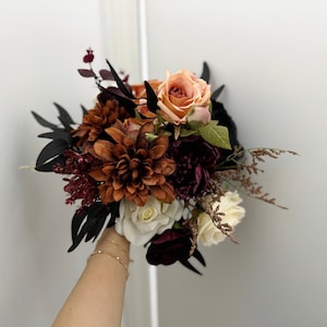 Rost Burgunder schwarze Hochzeitsblumen, Rost Hochzeitsstrauß, Hochzeitsstrauß im Herbst, Rustikale Hochzeitsblumen, Brautjungfer Strauß, Seidenblumen