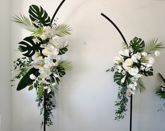 大きな白いトロピカルアーチの花、モンテラとパームアイランドのウェディングフラワー、白いトロピカルウェディングアーバーフラワー、ハワイウェディングの背景フラワー