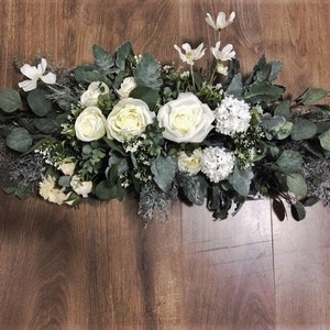 Weiß und Grün Hochzeitsbogen Blumendekoration, Elfenbein und Grün Blumen Swag, Creme und Grün Hochzeit Altar Blumen, Rustikale Hängeblumen