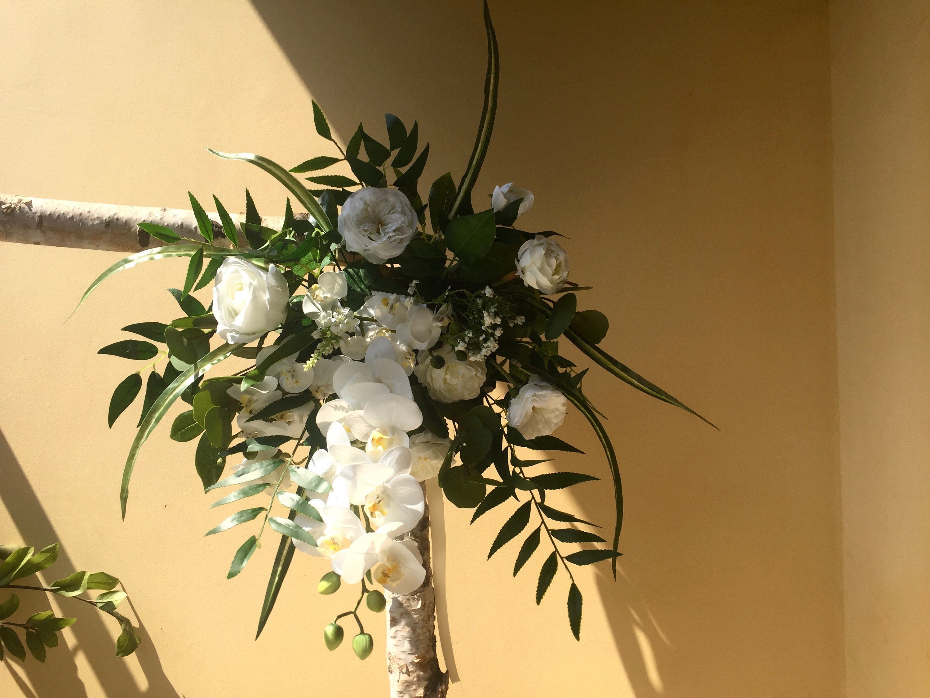 Regalare bouquet di fiori bianchi e lilla per la Pasqua e la Primavera