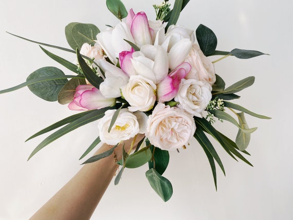 Bouquet da sposa di eucalipto rosa e tulipano bianco, bouquet da sposa  primaverile ed estivo, bouquet da sposa elegand, bouquet da damigella  d'onore tulipano -  Italia