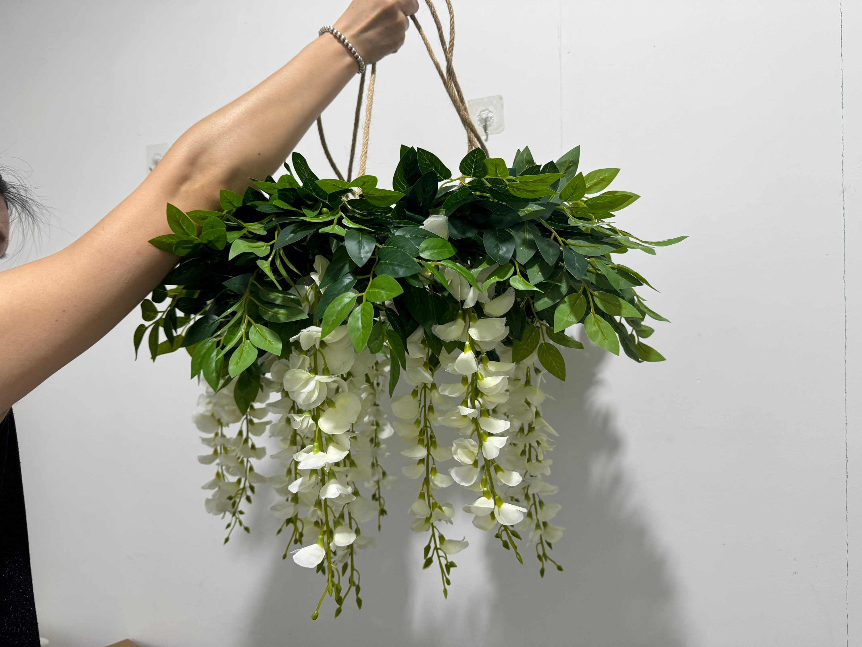 お花のシャンデリア♡吊り下げスワッグ☺︎ 白い藤の花のシャンデリア、人工藤の天井吊り下げ装飾、結婚式用の藤