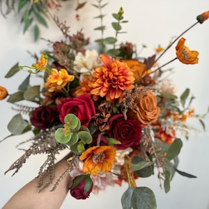 Bränd orange och vinröd bukett, Bränd orange bröllopsbukett, Bränd orange bröllopsblommor, Höstbröllopsblombukett, Konstgjorda blommor