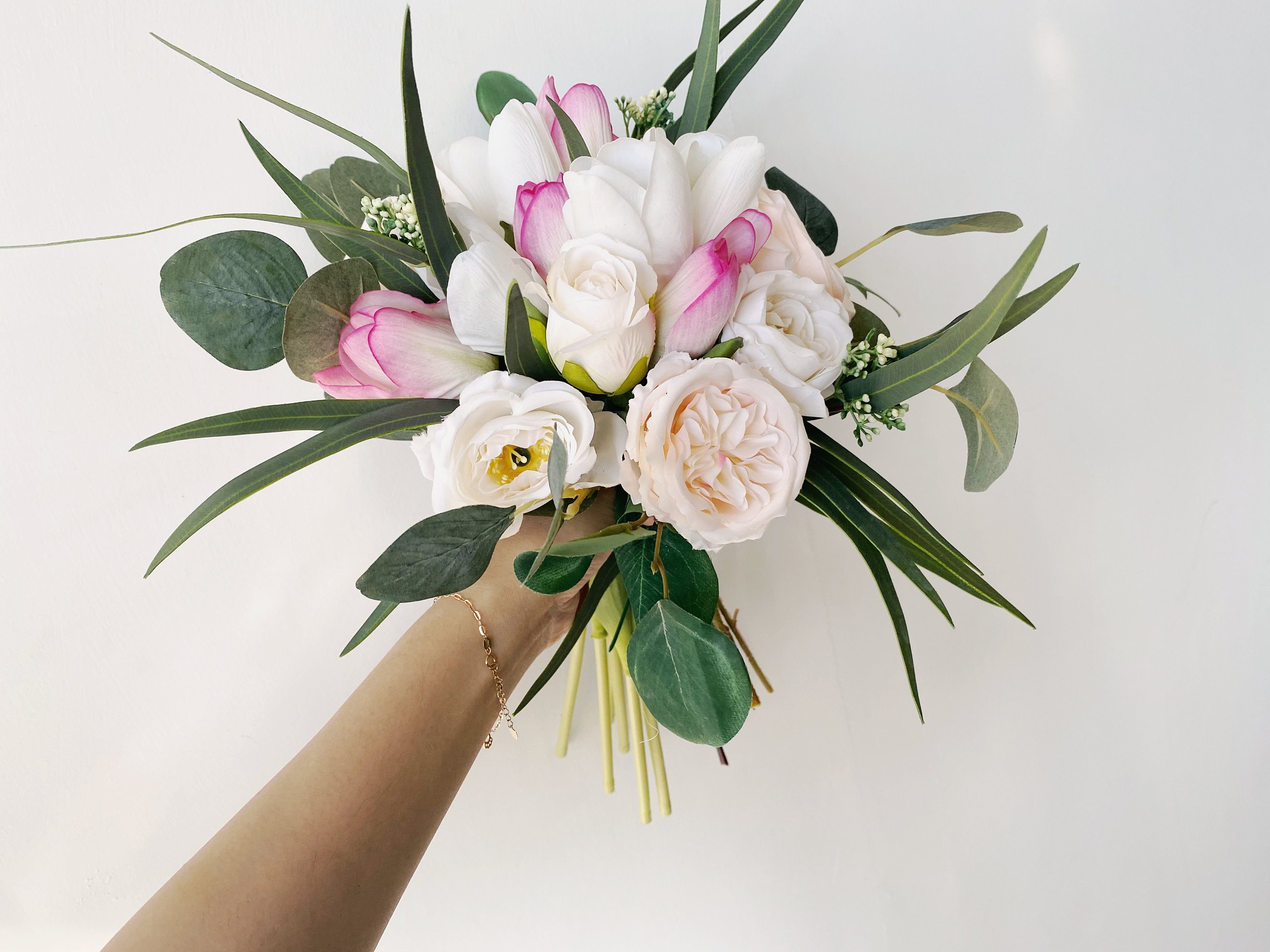 Ramo de novia de eucalipto con tulipanes rosas y blancos, ramo de novia de  primavera y verano, ramo de novia elegante, ramos de dama de honor con  tulipanes - Etsy México, image size:3000x2250