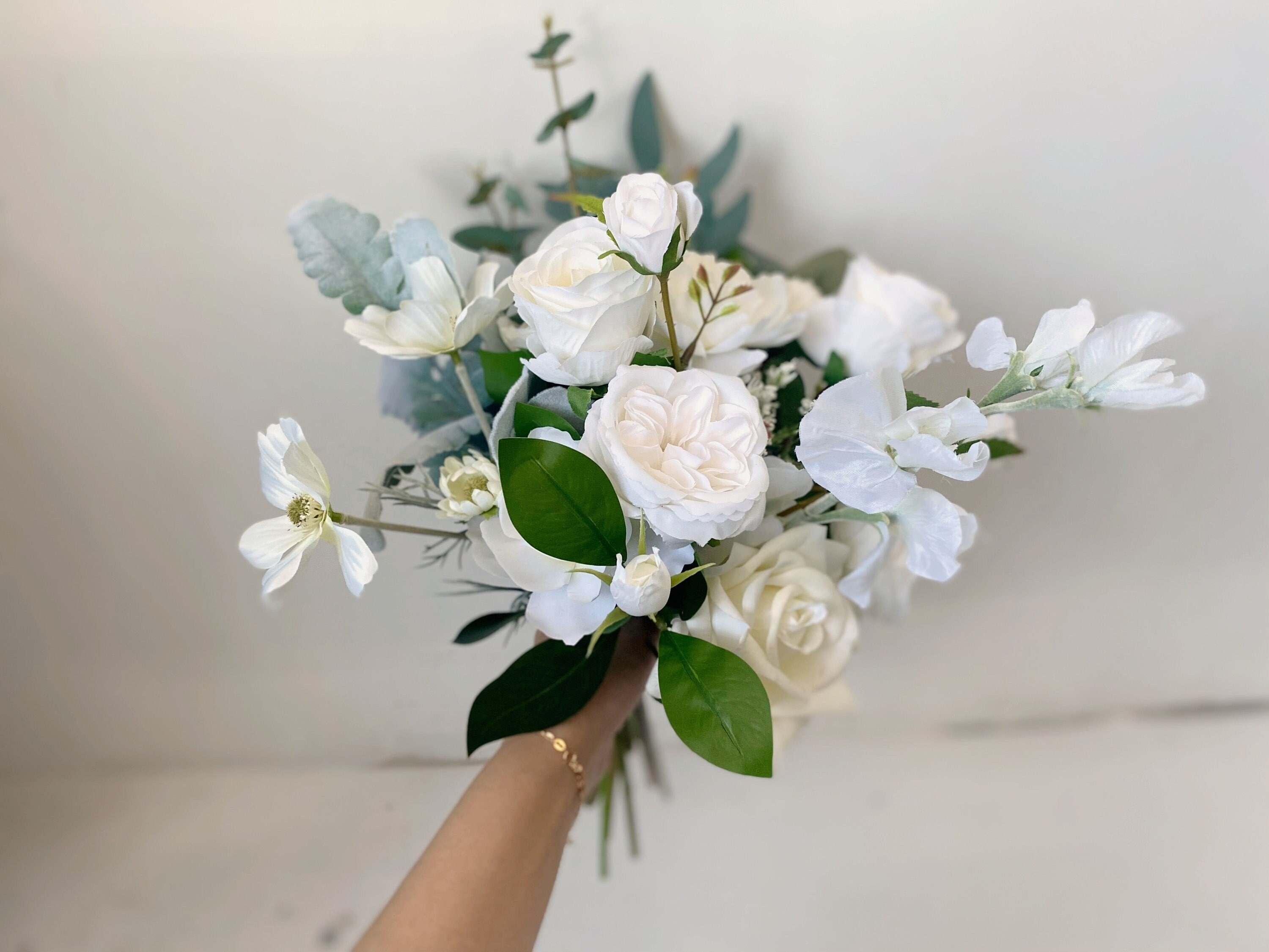 Ramo de eucalipto, guisantes y gardenia, ramo de novia y dama de honor de  primavera, ramo de novia blanco y verde salvia, ramo de rosas blancas de  seda. - Etsy México, image size:3000x2250
