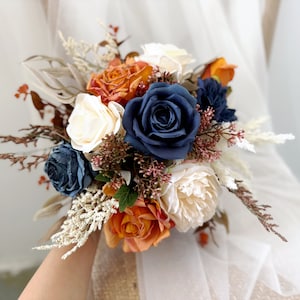 Gebrannte Orange und Marineblaue Hochzeitsblumen, Gebrannte Orange & Marineblaue Hochzeit Braut Brautjungfer Strauß, Gebrannte Orange und Marine Seidenblumenstrauß