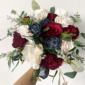Burgund, Marineblau, Elfenbein-weiße Hochzeit Brautsträuße, Brautjungfern Blumensträuße, Seidenblumensträuße, Rosen- und Eukalyptus-Hochzeitssträuße