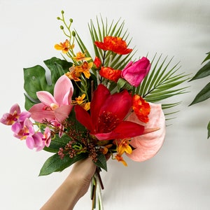 Tropische Hochzeitssträuße in rosa, orange, rot, Sommerhochzeits-Brautjungfer-Blumensträuße, tropische Hawaii-Hochzeits-Seidenblumensträuße