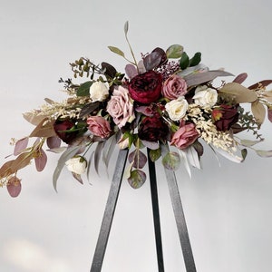Ghirlanda di fiori di rose color bordeaux, rosa antico e bianco crema, decorazioni floreali per matrimonio con rose ed eucalipti, fiori per altare/cartello di benvenuto/arco nuziale
