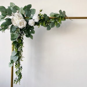 Fiori ad arco con rose bianche ed eucalipti, fiori per altare nuziale, decorazioni primaverili per arco nuziale, festoni di fiori di seta, composizioni floreali sospese per matrimonio
