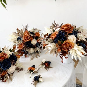 Gebrannte Orange und Marineblaue Hochzeitsblumen, Gebrannte Orange & Marineblaue Hochzeit Braut Brautjungfer Strauß, Gebrannte Orange und Marine Seidenblumenstrauß