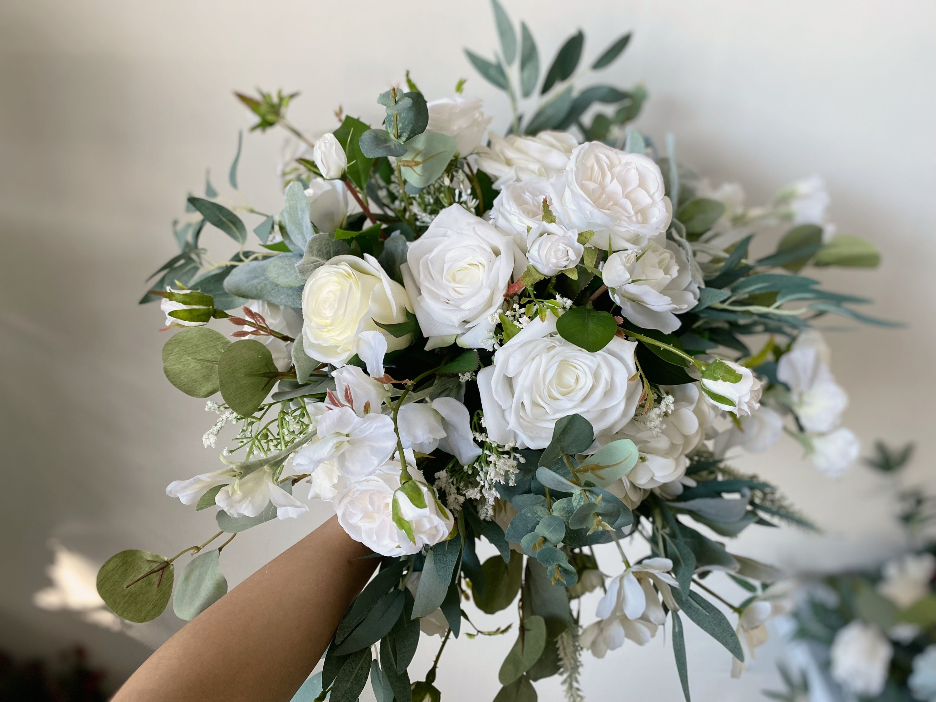 Ramo de eucalipto, guisantes y gardenia, ramo de novia y dama de honor de  primavera, ramo de novia blanco y verde salvia, ramo de rosas blancas de  seda. - Etsy México, image size:3000x2250