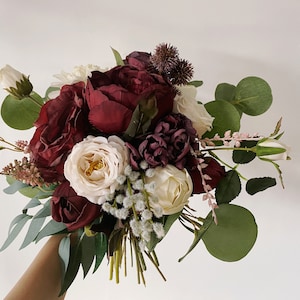 Burgunder & Elfenbein weißer Hochzeitsstrauß, Hochzeit im Herbst / Winter Braut / Brautjungfer Blumenstrauß, kleine Seidenblume, Boho-Hochzeitsstrauß