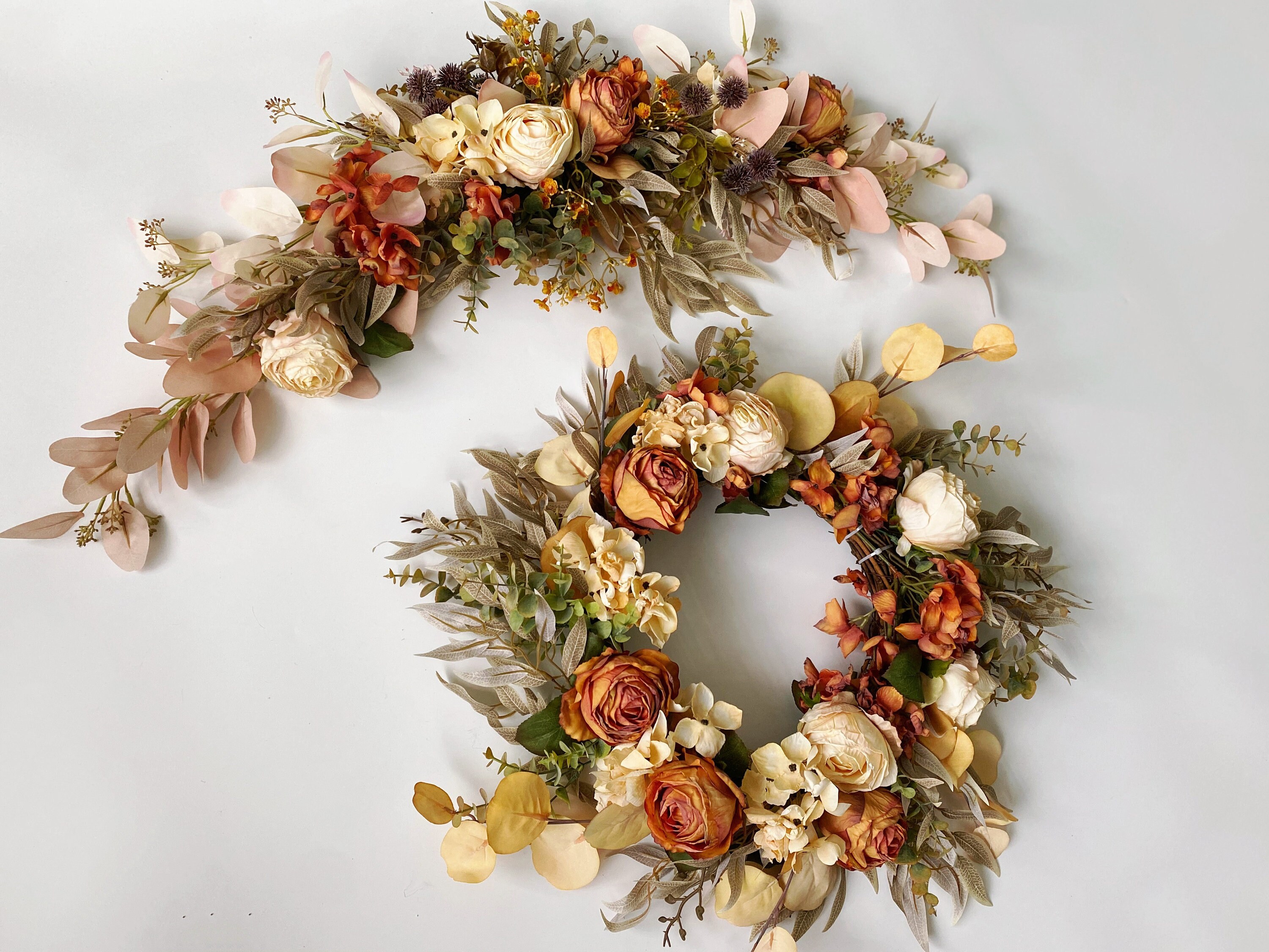 バーントオレンジとアイボリーのフラワースワッグ、秋の吊り花、秋の