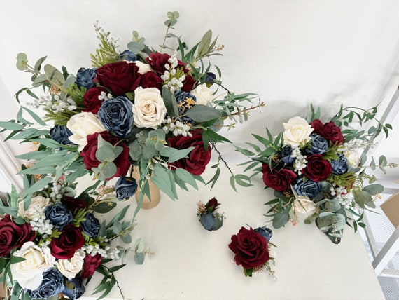 Burgund, Marineblau, Elfenbein-weiße Hochzeit Brautsträuße, Brautjungfern Blumensträuße, Seidenblumensträuße, Rosen- und Eukalyptus-Hochzeitssträuße