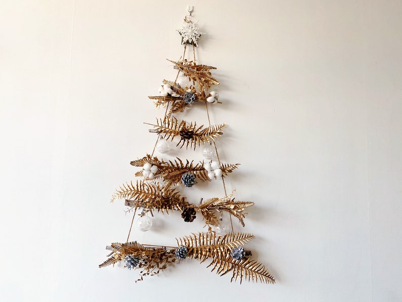Arbre de Noël de mur en bois avec des accents dor arbre image 0