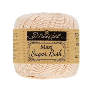 Könnte beinhalten: Ein Knäuel blassrosa Garn mit der Aufschrift "Scheepjes Maxi Sugar Rush" auf einem braunen Etikett mit weißem Text. Das Etikett enthält auch das Gewicht des Garns, 50 Gramm.