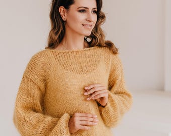 Suéter beige de mujer, estilo mohair, de corte oversize, ideal para bodas. Suéter suave color beige.