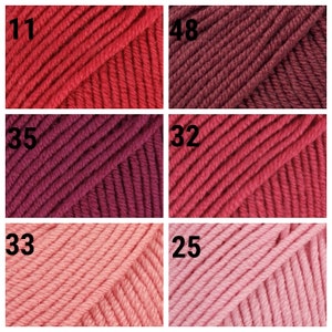 K&ouml;nnte beinhalten: Nahaufnahme von sechs Garnrollen in verschiedenen Rot-, Rosa- und Burgunder-T&ouml;nen. Die Rollen sind in einem Raster angeordnet. Die Zahlen 11, 48, 35, 32, 33 und 25 sind auf den Rollen sichtbar.