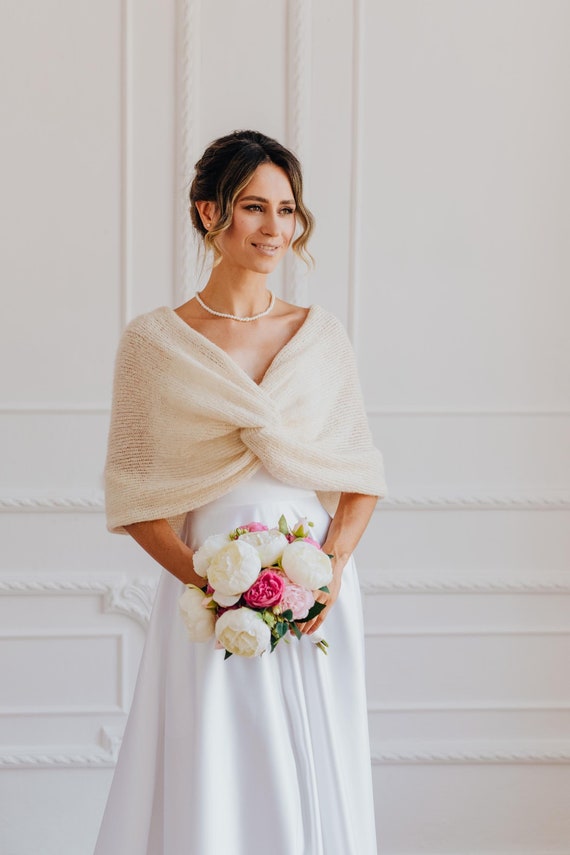 dress shawl Satin Make it a night to remember with this attractive La Femme 23023 masterpiece Bo Wedding Shawl