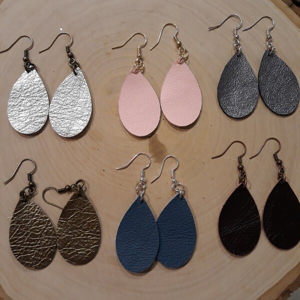 Small teardrop leather earrings