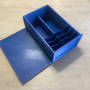 Caja de mazos estándar impresa en 3D. Tiene capacidad para hasta 6 mazos de Magic The Gathering EDH/Commander/MTG Cube/Pokémon/almacenamiento de cartas coleccionables con funda doble