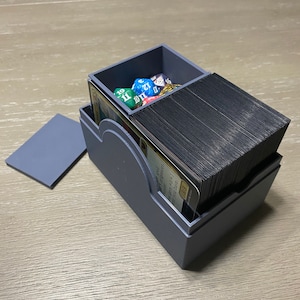 Boîte de jeu Ultimate Commander imprimée en 3D. Convient aux commandants surdimensionnés ! Boîte pour cartes de 3,5 x 5 pouces avec compartiment pour les dés. MTG. Magic the Gathering