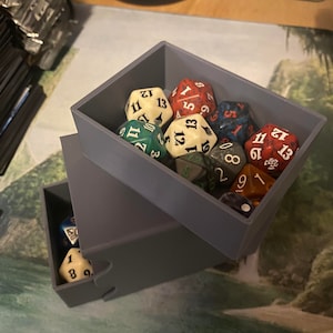 3D gedruckter Würfelbehälter. Passt in unsere Deck boxen.