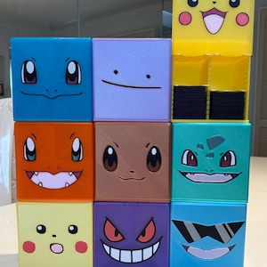 Caja multimazo con caras de personaje. Capacidad para 400-550 cartas con funda doble. Almacenamiento para Magic The Gathering EDH/Commander/MTG Cube/Trading Cards.