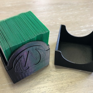 Caja personalizable con impresión 3D para una sola baraja. Capacidad para 100 cartas con funda doble. MTG, Magic the Gathering, Commander, Pokémon, Yu-Gi-Oh!, TCG.