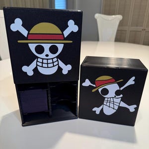 One Piece TKG Jolly Roger Multi-Deck Box. Passend für 400-550 Double-Sleeved Karten - Sammelkartenspiel Aufbewahrung