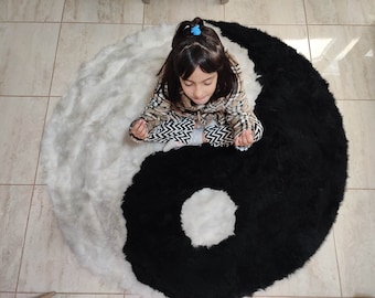 Yin Υang sheepskin carpet
