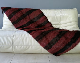 Red black throw / carpet nutria