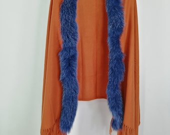 Shawl of viscose with blue fox trim