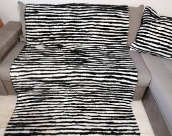Black and white fur throw / carpet