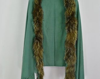 Green shawl of viscose with fox trim