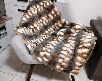 Gray fox throw / carpet