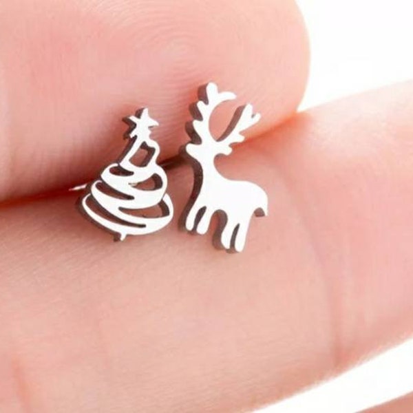 Pendientes navideños de acero y plata. Árbol de Navidad y reno. Se puede comprar como se muestra en la imagen, uno de cada uno, dos árboles o dos renos.