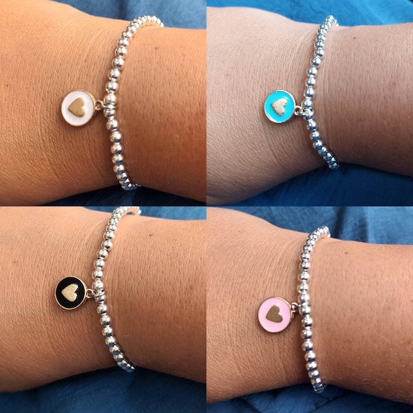 Bracelet élastique coeur en émail. Bracelet en perles d'argent avec coeur. Tous faits à la main sur commande. Tailles enfants et adultes disponibles par LovEva.