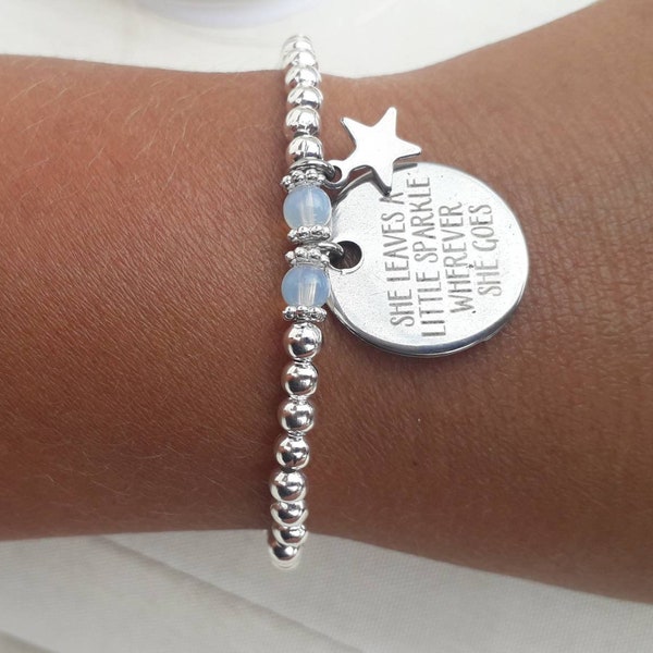 Elle laisse un peu d'éclat partout où elle va. Bracelet inspirant avec détails en pierre de lune par LovEva.