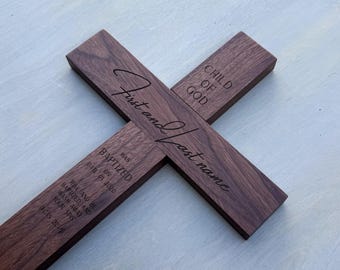 Baptême personnalisé - Croix murale - Fini noyer