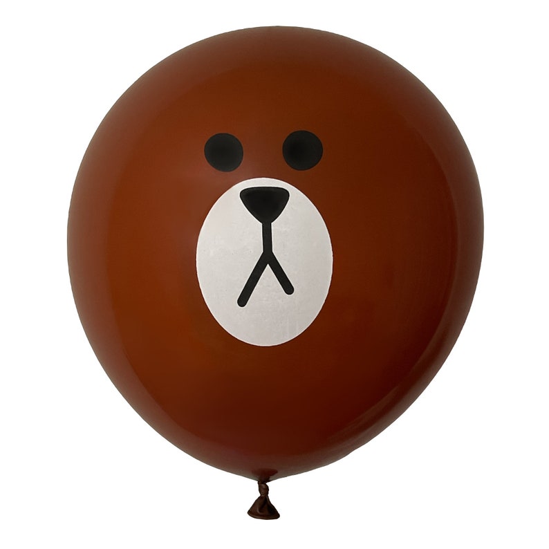 Pu&ograve; includere: Un palloncino marrone con una faccia bianca e occhi, naso e bocca neri. La faccia assomiglia a un orso dei cartoni animati.